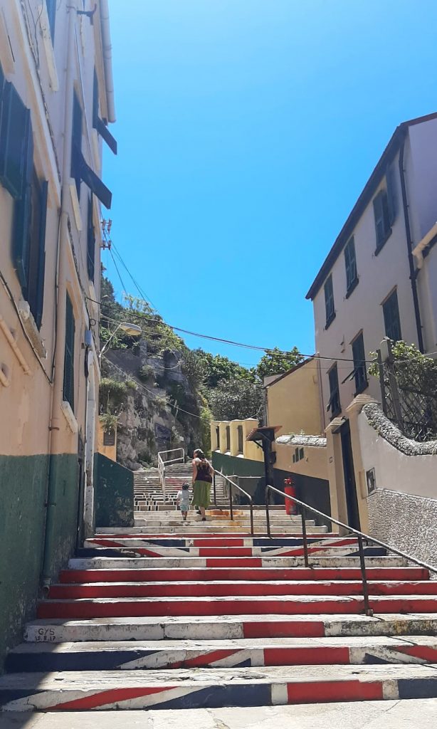Gibraltar mit Kindern - Junion Jack auf steilen Stufen - Familiengarten_edited