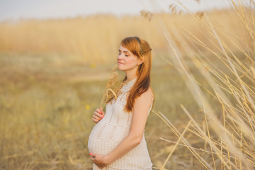 Geburtsplan erstellen - natürliche Geburt - selbstbewusste Schwangere - Familiengarten