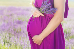 Ätherische Öle in der Schwangerschaft - Geburt und Wochenbett - natürlcihe Lösungen - gesunde Schwangerschaft - Aromatherapie - Familiengarten