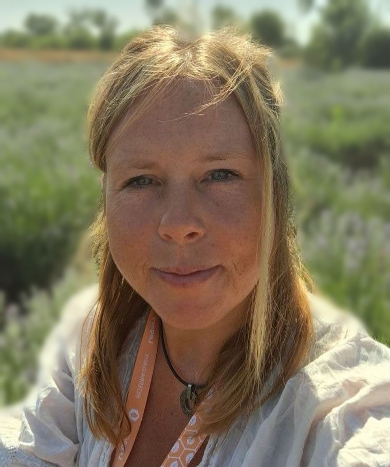 Julia vom Familiengarten im Lavendelfeld